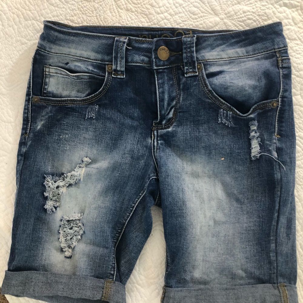 Rue 21 girls blue Jean distressed shorts size 3/4 great condition.